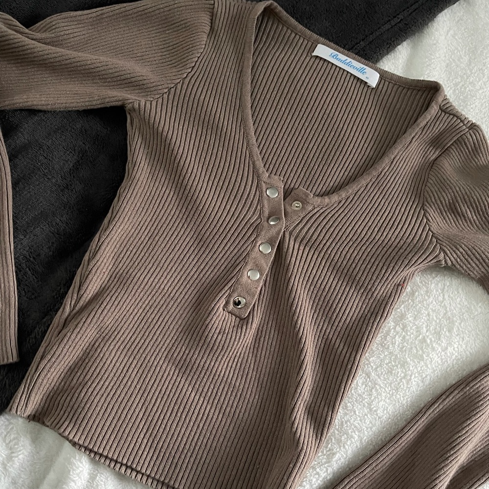 baddieville cropped v neck